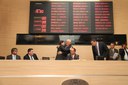 Prefeito Geraldo Julio, recebe vereador Marcos Menezes, com Abraço caloroso. Foto: Aguinaldo Leonel/CMR.