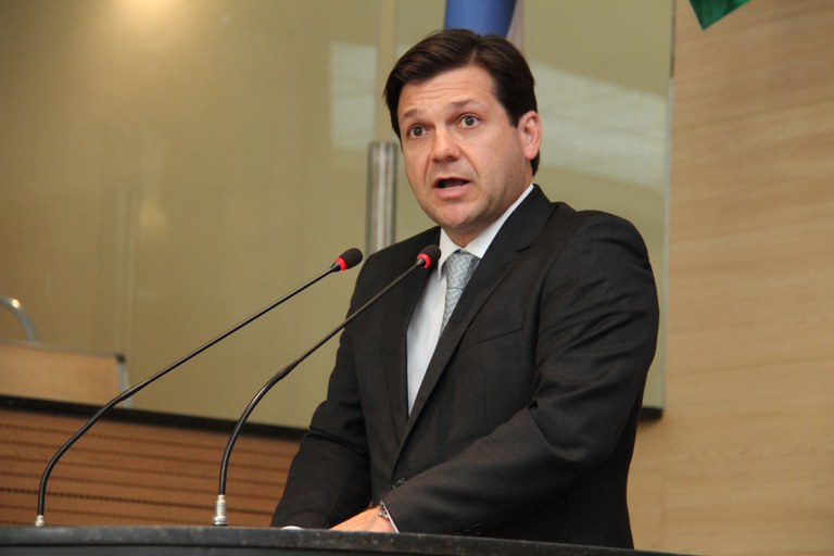 Prefeito discursa na tribuna