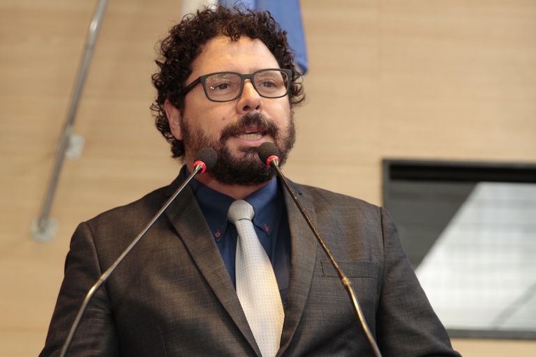 Ivan Moraes presta solidariedade à jornalista insultada em depoimento na CPMI