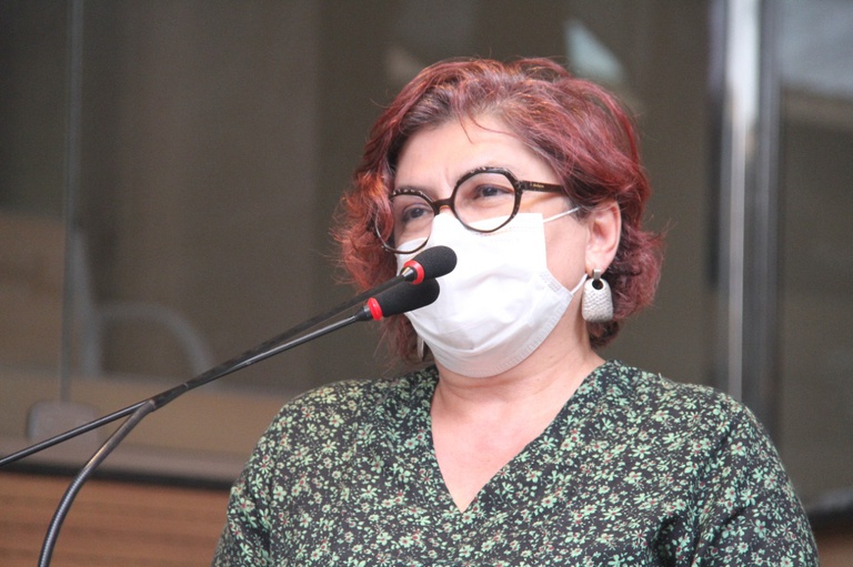 Cida Pedrosa pede voto de aplauso para reportagem sobre racismo em abordagens policiais e debate requerimentos