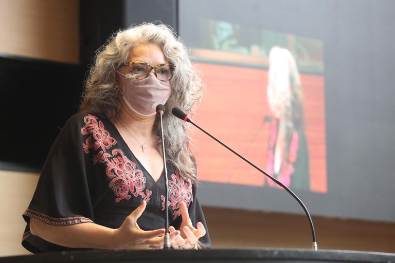 Liana Cirne critica filas para testagem e autoridades que burlam ordem de atendimento