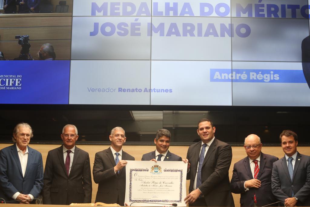 Proposto por vereador Afonso, advogado recebe Medalha de Ouro de Manaus