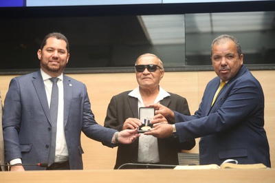 Conde Só Brega recebe a Medalha de Mérito José Mariano