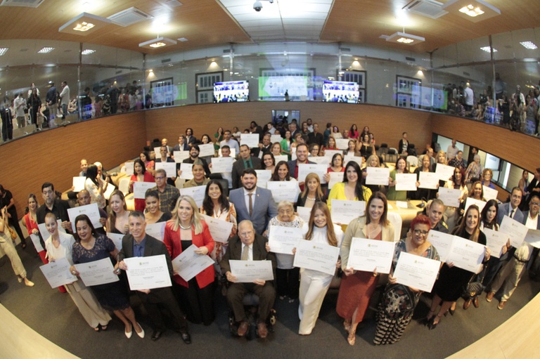 Reunião solene homenageia profissionais de diversas áreas