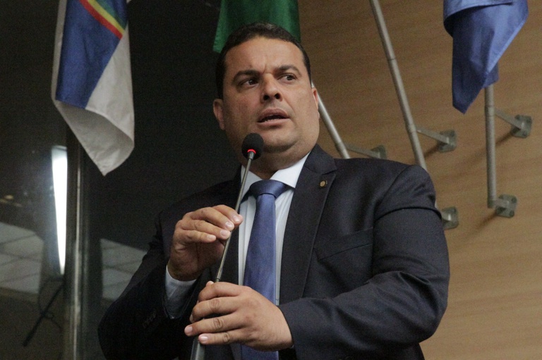 Davi Muniz destaca requerimento com serviços para a Rua Fernando de Noronha Davi Muniz destaca requerimento com serviços para a Rua Fernando de Noronha