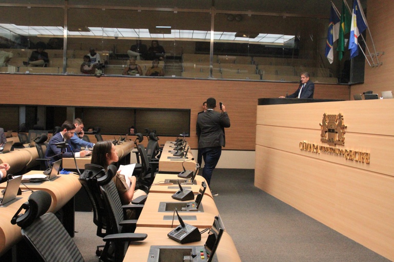 Queda de teto no Hospital Barão de Lucena é debatida no plenário Queda de teto no Hospital Barão de Lucena é debatida no plenário