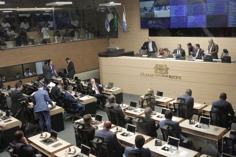 Câmara rejeita abertura de processo de impeachment do prefeito João Campos