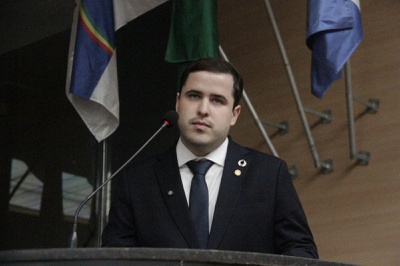 Suplente George Bastos toma posse para participar da votação no plenário