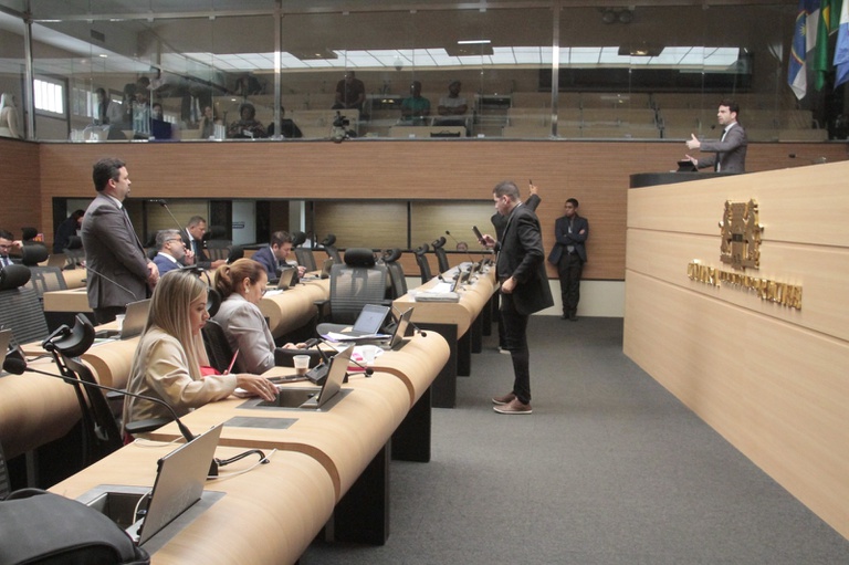 Vereadores debatem requerimentos de Alcides Teixeira Neto