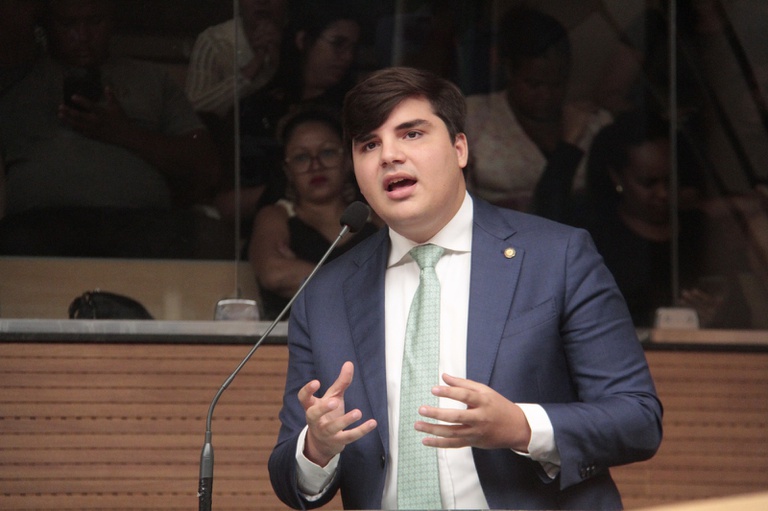 Alef Collins destaca votos de aplausos a desembargadores e transcrição de artigo