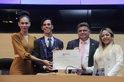 Câmara do Recife homenageia cabeleireiro Jô Martins