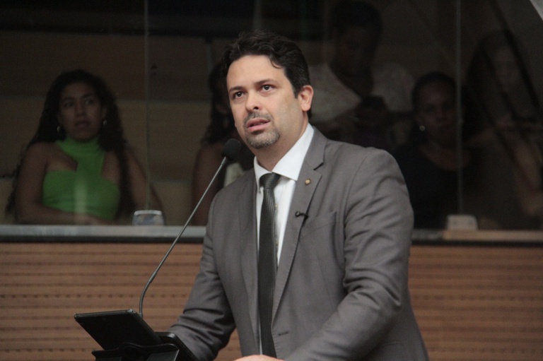 Felipe Alecrim debate requerimentos sobre serviços de infraestrutura