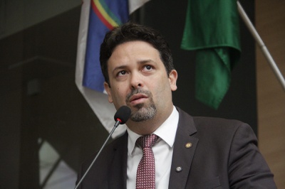 Felipe Alecrim reclama de lixo acumulado nas ruas