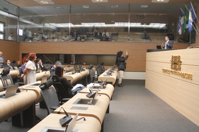 Parlamentares debatem votos de aplausos