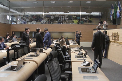 Voto de aplausos às mulheres do MST e MTST gera debate em plenário