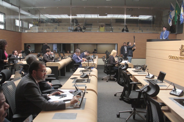 Discussão sobre cabine em parada de ônibus vira debate sobre qualidade do transporte