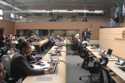 Discussão sobre cabine em parada de ônibus vira debate sobre qualidade do transporte