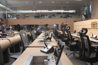 Parlamentares salientam necessidade de fortalecer democracia