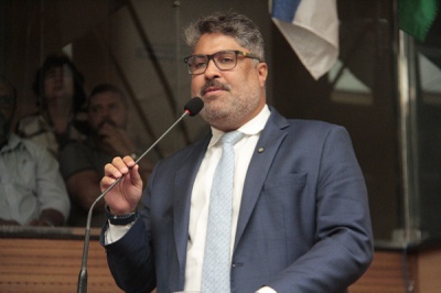 Rinaldo Junior celebra ordem para revitalização da quadra do Compaz no Alto Santa Terezinha