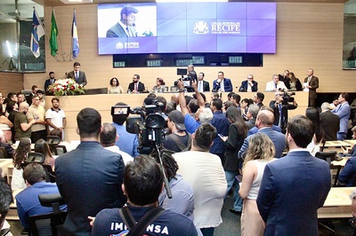 Victor Marques toma posse como prefeito do Recife, na Câmara Municipal