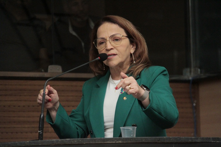 Votos de aplausos para mulheres e biblioteca do Pina