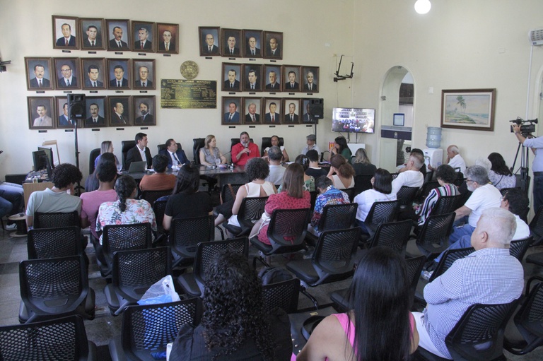 Câmara do Recife debate a crueldade animal como problema público