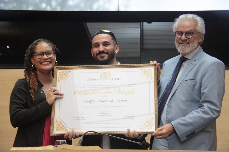 Câmara do Recife entrega Título de Cidadão ao comunicador Felipe Sousa