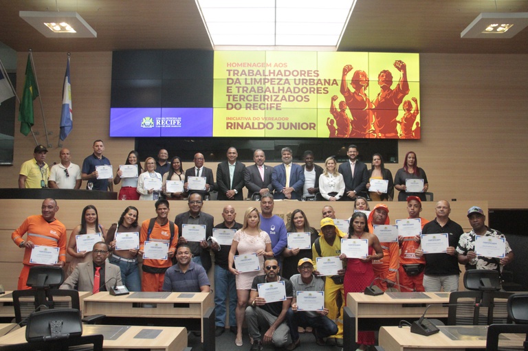 Câmara do Recife homenageia garis e trabalhadores terceirizados do Recife