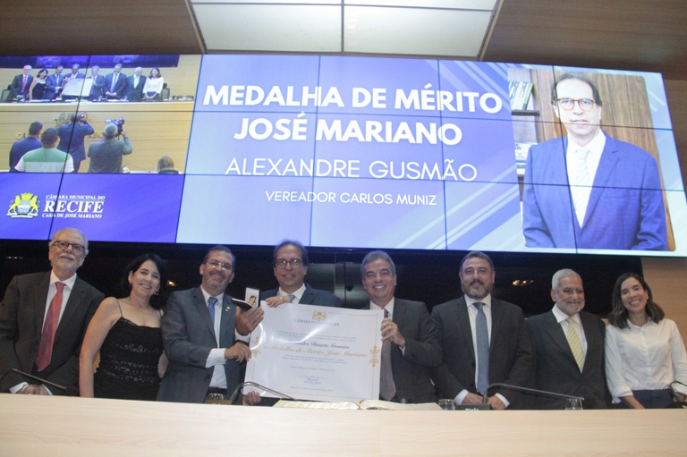 Engenheiro Alexandre Gusmão recebe Medalha de Mérito José Mariano