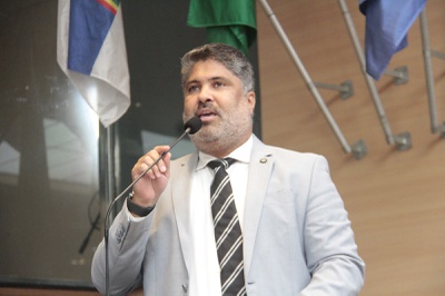 Rinaldo Junior explica fornecimento de fardamento escolar