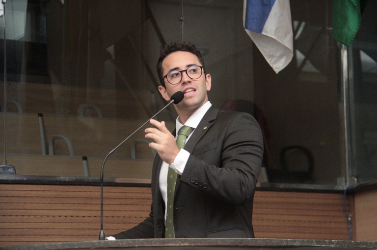 Thiago Medina destaca requerimentos sobre limpeza de canaletas nas ruas do Recife