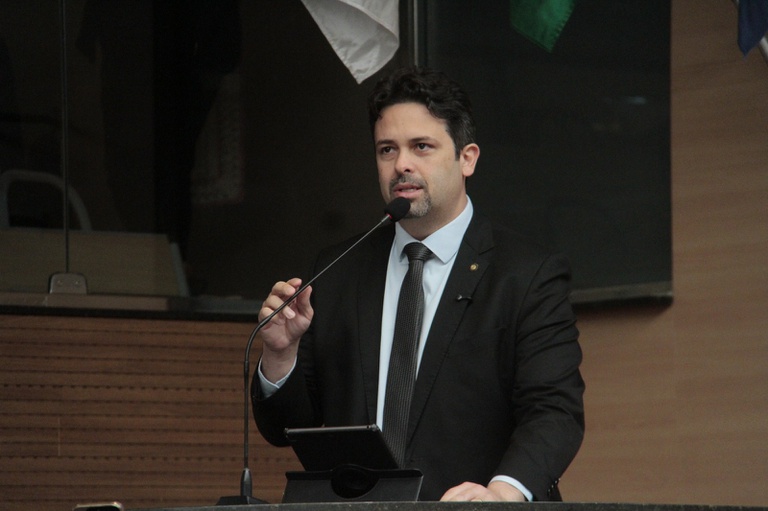 Felipe Alecrim critica publicidade de casas de apostas online