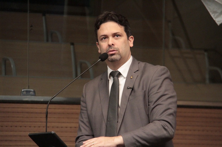 Felipe Alecrim debate requerimentos sobre direito à vida, animais de rua e instalação de busto