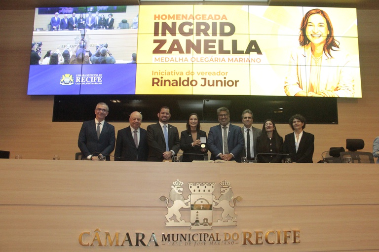 Medalha de Mérito Olegária Mariano é entregue a Ingrid Zanella