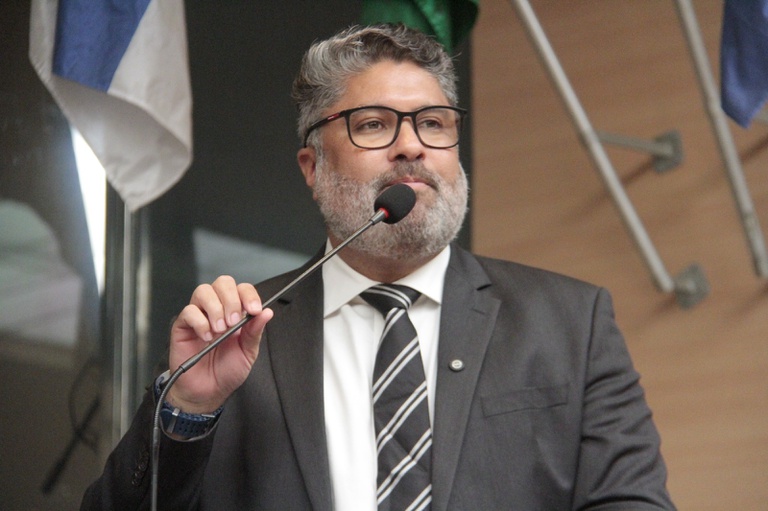 Rinaldo Junior critica utilização de avião da saúde em deslocamentos de campanha da governadora