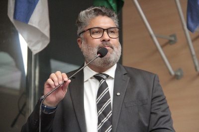 Rinaldo Junior critica utilização de avião da saúde em deslocamentos de campanha da governadora