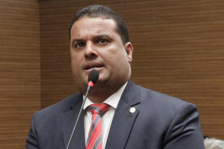 Davi Muniz reivindica ações em praças e ruas da Várzea e Caxangá