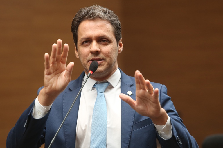 Fred Ferreira apresenta requerimentos para obras de infraestrutura urbana em vários bairros