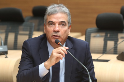 Gilberto Alves solicita capinação de vias públicas e em campo de futebol