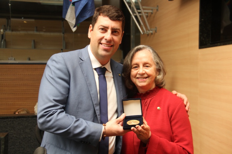 Medalha de Mérito Olegária Mariano é entregue à defensora pública Leda Pessoa