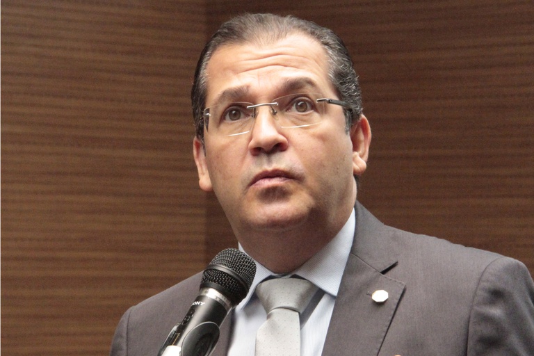Projeto de Carlos Muniz estabelece diretrizes para ampliar a oferta diurna de turmas da Educação de Jovens e Adultos (EJA) para pessoas idosas