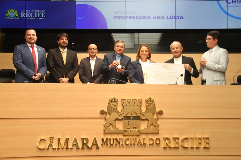 Movimento Pró-Criança recebe Medalha de Mérito José Mariano em reunião solene na Câmara do Recife