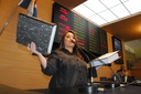 Aline Mariano denuncia contratos sem licitação