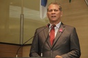 Almir Fernando discute cobranças de taxas a feirantes
