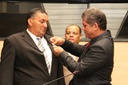Almir Fernando entrega medalha a líder comunitário