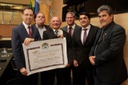 Amaro Cipriano Maguari entrega título de cidadão a Carlos Wizard