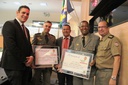 Câmara presta homenagem a capitão e a 2º sargento da PM