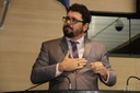 Com discurso em Libras, Ivan Moraes discursa sobre a inclusão de pessoas surdas