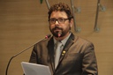 Ivan Moraes lê depoimentos de transexuais e homossexuais