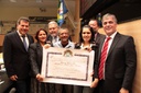 Medalha do Mérito é entregue a funcionária pública